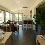 Logis Restaurant De La Madeleine Hotel 3*